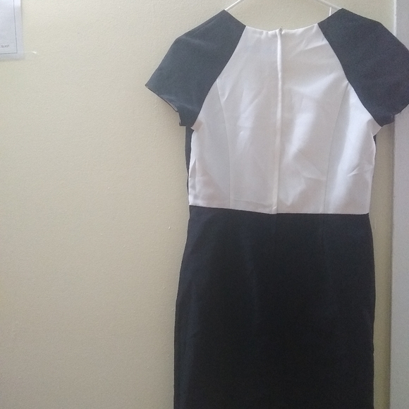 A work dress - Picture 2 of 4